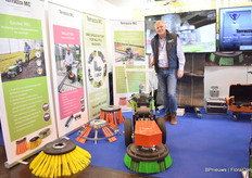 Dany Mestdag of Terrazza MC presenting their newest E-Geotex Pro, which is being used to clean ground cover on container fields inside and outside.
